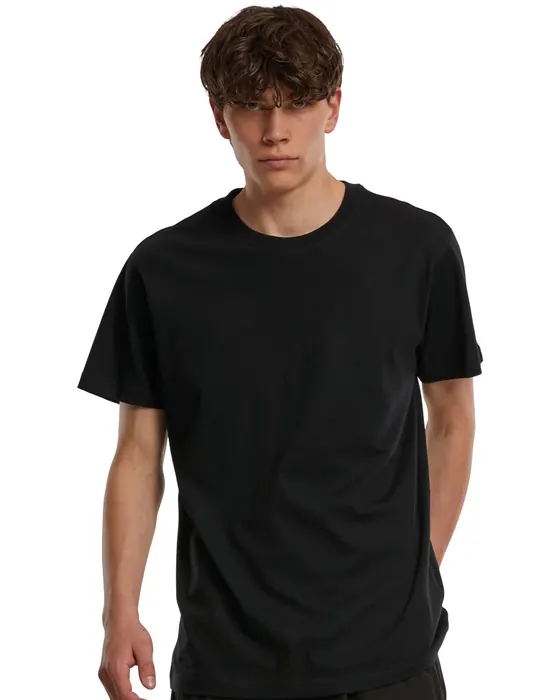 Modelo con camiseta negra de manga corta