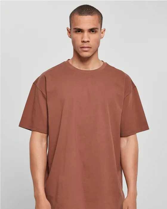 Modelo con camiseta oversize