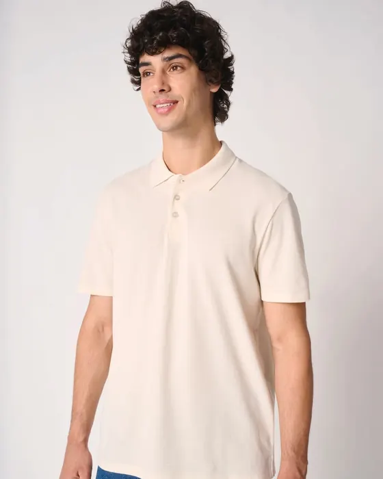 Modelo con polo de manga corta