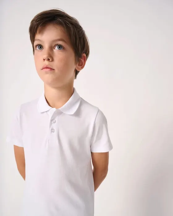 Niño con polo blanco