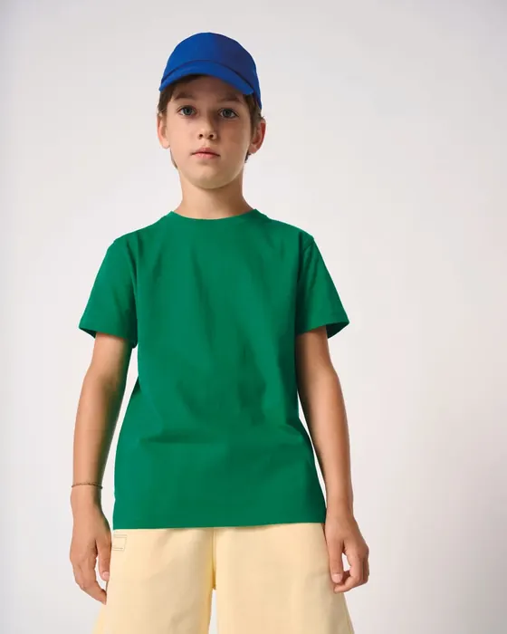 Niño con camiseta verde y gorra