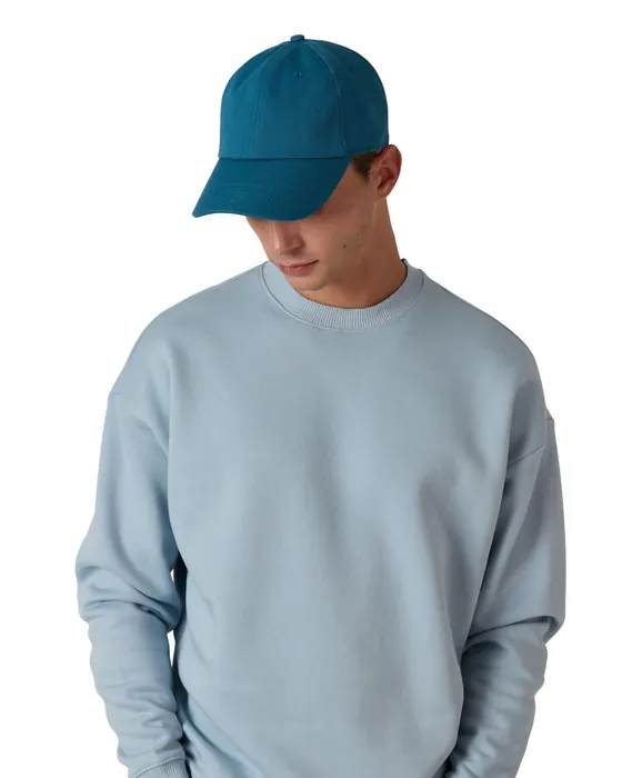 Modelo con gorra azul