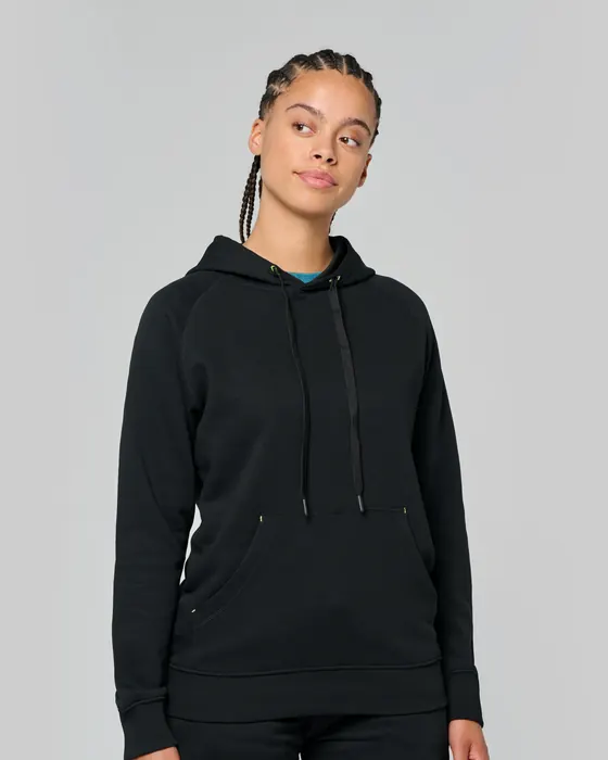 Modelo con sudadera deportiva negra