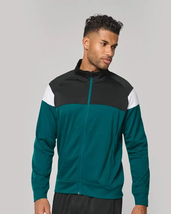 Modelo con chaqueta de chándal