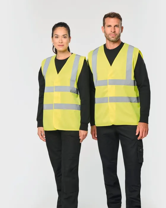 Dos trabajadores con chaleco de alta visibilidad