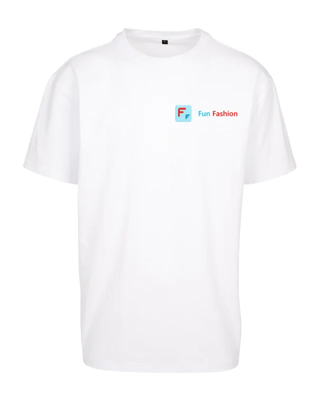 Camiseta blanca oversize con el logo de Fun Fashion. Logo pequeño en el pecho (simulación)