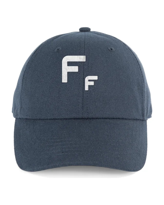 Gorra azul con el logo de Fun Fashion (simulación)